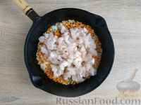 Фото приготовления рецепта: Рис с рубленым рыбным фаршем и сливками  (на сковороде) - шаг №5