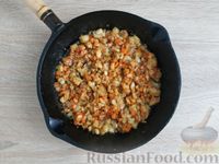 Фото приготовления рецепта: Рис с рубленым рыбным фаршем и сливками  (на сковороде) - шаг №7