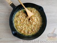 Фото приготовления рецепта: Рис с рубленым рыбным фаршем и сливками  (на сковороде) - шаг №9