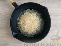Фото приготовления рецепта: Рис с рубленым рыбным фаршем и сливками  (на сковороде) - шаг №10