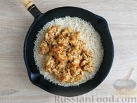 Фото приготовления рецепта: Рис с рубленым рыбным фаршем и сливками  (на сковороде) - шаг №14
