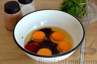 Фото приготовления рецепта: Томатный омлет с соевым соусом и зеленью - шаг №2