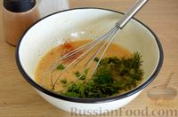 Фото приготовления рецепта: Томатный омлет с соевым соусом и зеленью - шаг №3