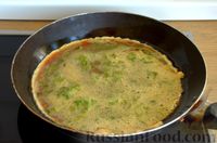 Фото приготовления рецепта: Томатный омлет с соевым соусом и зеленью - шаг №4
