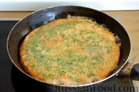 Фото приготовления рецепта: Томатный омлет с соевым соусом и зеленью - шаг №5