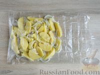 Фото приготовления рецепта: Рыба, запечённая с картошкой, в пакете - шаг №8
