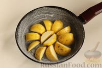 Фото приготовления рецепта: Шарлотка на кефире с яблоками и орехами (на сковороде) - шаг №4