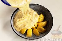 Фото приготовления рецепта: Шарлотка на кефире с яблоками и орехами (на сковороде) - шаг №12