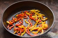 Фото приготовления рецепта: Свинина, жаренная с овощами и грибами, с соевым соусом - шаг №7