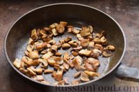 Фото приготовления рецепта: Свинина, жаренная с овощами и грибами, с соевым соусом - шаг №12