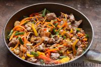 Фото приготовления рецепта: Свинина, жаренная с овощами и грибами, с соевым соусом - шаг №13