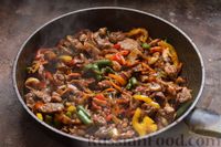Фото приготовления рецепта: Свинина, жаренная с овощами и грибами, с соевым соусом - шаг №15