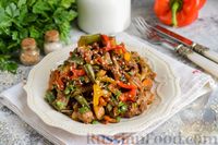 Фото приготовления рецепта: Свинина, жаренная с овощами и грибами, с соевым соусом - шаг №17