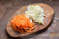 Фото приготовления рецепта: Капустняк из квашеной капусты, с шампиньонами и черносливом - шаг №5