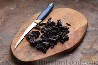 Фото приготовления рецепта: Капустняк из квашеной капусты, с шампиньонами и черносливом - шаг №12