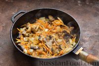 Фото приготовления рецепта: Капустняк из квашеной капусты, с шампиньонами и черносливом - шаг №7