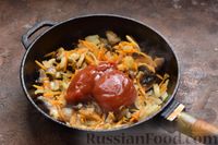 Фото приготовления рецепта: Капустняк из квашеной капусты, с шампиньонами и черносливом - шаг №8