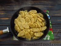 Фото приготовления рецепта: Клёцки из тыквы, жаренные в сливочном масле - шаг №19