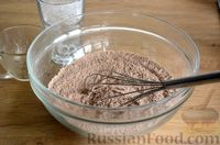 Фото приготовления рецепта: Влажный шоколадный пирог на кефире, с изюмом - шаг №2