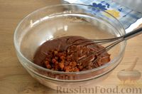 Фото приготовления рецепта: Влажный шоколадный пирог на кефире, с изюмом - шаг №4
