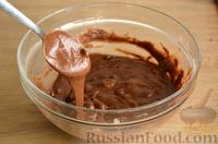Фото приготовления рецепта: Влажный шоколадный пирог на кефире, с изюмом - шаг №5