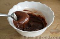 Фото приготовления рецепта: Влажный шоколадный пирог на кефире, с изюмом - шаг №9