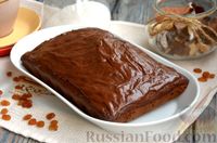 Фото приготовления рецепта: Влажный шоколадный пирог на кефире, с изюмом - шаг №11