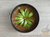 Фото приготовления рецепта: Шоколадная шарлотка с грушами - шаг №9
