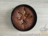 Фото приготовления рецепта: Шоколадная шарлотка с грушами - шаг №10