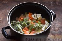 Фото приготовления рецепта: Томатный суп с цветной капустой и овощами - шаг №6