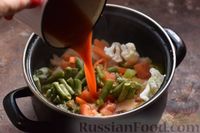 Фото приготовления рецепта: Томатный суп с цветной капустой и овощами - шаг №7