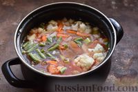 Фото приготовления рецепта: Томатный суп с цветной капустой и овощами - шаг №8