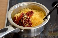 Фото приготовления рецепта: Кукурузная каша, запечённая с сыром и вялеными томатами - шаг №5
