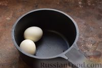Фото приготовления рецепта: Слоёные рулетики-улитки с яйцом,  сыром и зеленью - шаг №2