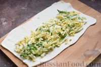 Фото приготовления рецепта: Слоёные рулетики-улитки с яйцом,  сыром и зеленью - шаг №9