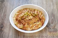 Фото приготовления рецепта: Пряная шарлотка с яблоками и семечками подсолнечника - шаг №4
