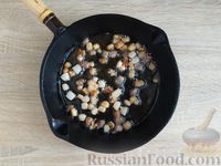 Фото приготовления рецепта: Ячневая каша со шкварками и жареным луком - шаг №7