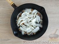 Фото приготовления рецепта: Ячневая каша со шкварками и жареным луком - шаг №9