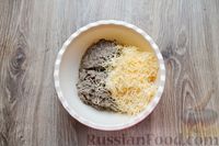 Фото приготовления рецепта: Слоёные пирожки с опятами, картошкой и сыром - шаг №7