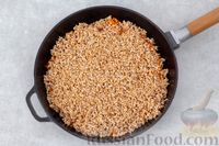 Фото приготовления рецепта: Пшеничная каша "Артек" с морковью и луком - шаг №6