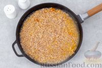 Фото приготовления рецепта: Пшеничная каша "Артек" с морковью и луком - шаг №7