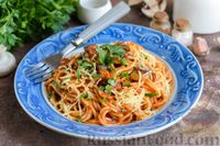 Фото к рецепту: Спагетти с грибами в томатном соусе