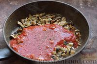 Фото приготовления рецепта: Спагетти с грибами в томатном соусе - шаг №6
