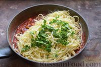 Фото приготовления рецепта: Спагетти с грибами в томатном соусе - шаг №9