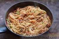 Фото приготовления рецепта: Спагетти с грибами в томатном соусе - шаг №10