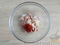 Фото приготовления рецепта: Квашеная капуста, тушенная с курицей (на сковороде) - шаг №3