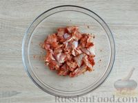 Фото приготовления рецепта: Квашеная капуста, тушенная с курицей (на сковороде) - шаг №4