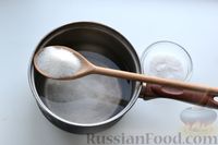 Фото приготовления рецепта: Пикантная квашеная капуста со свёклой, хреном и чесноком - шаг №2