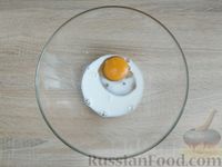 Фото приготовления рецепта: Кекс в кружке, с грецкими орехами и изюмом (в микроволновке) - шаг №2