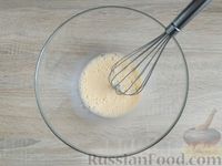 Фото приготовления рецепта: Кекс в кружке, с грецкими орехами и изюмом (в микроволновке) - шаг №3